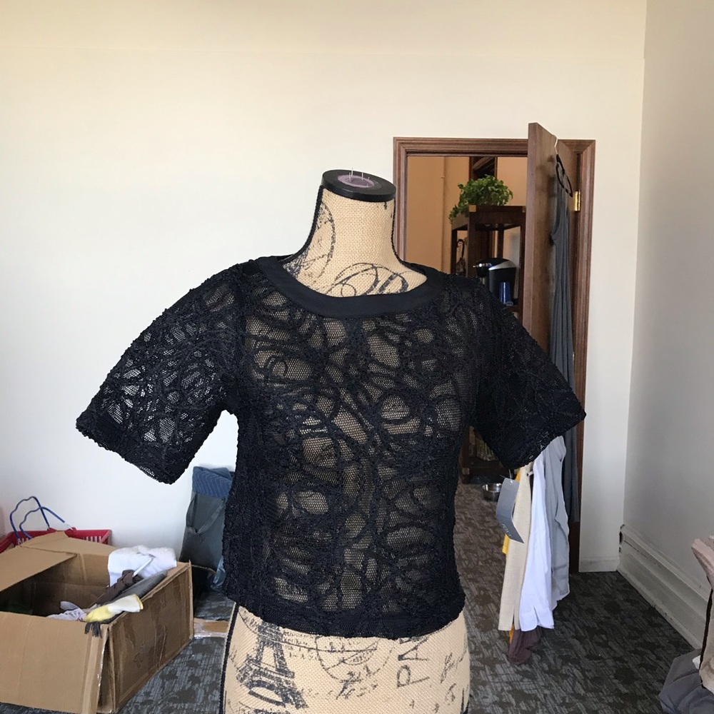 Gracia gorgeous lace design top w zipper NWT